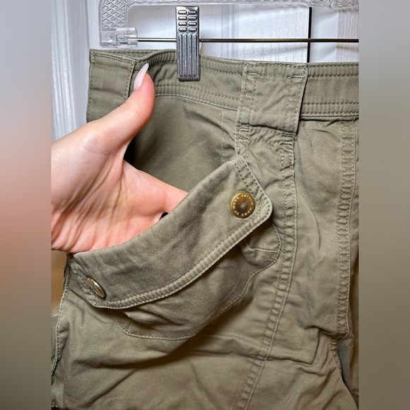 Marc By Marc Jacobs - Summery Casual Green and Gold High-Waisted Cargo Shorts - Picture 4 of 9